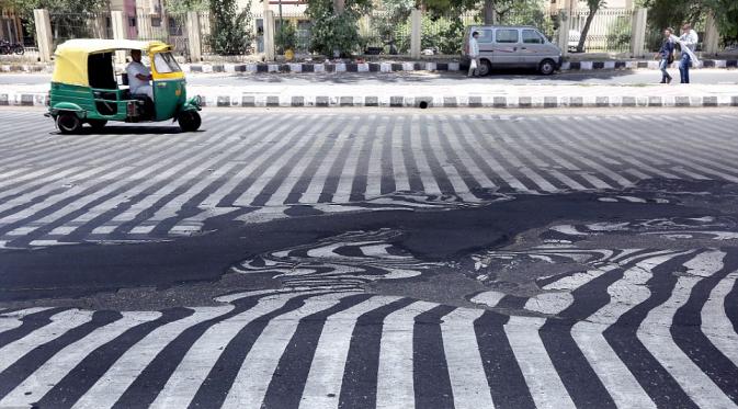 Jalan meleleh di India saking panasnya (Via: dailymail.co.uk)