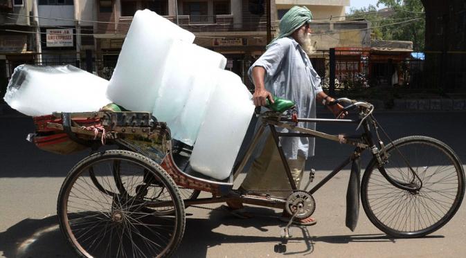Warga India sering beli es untuk mengatasi panas (Via: dailymail.co.uk)