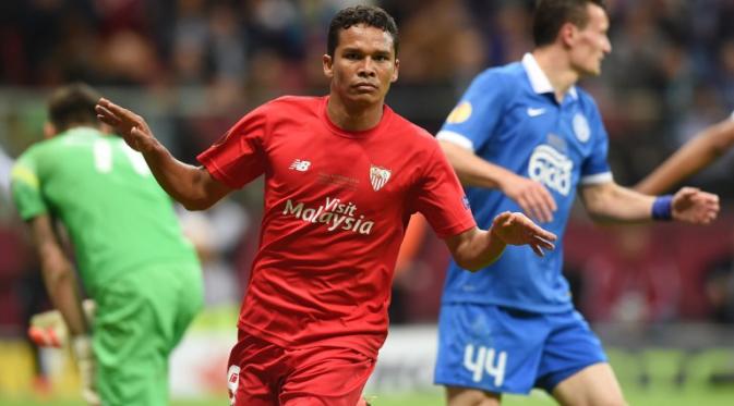 Carlos Bacca menjadi pahlawan Sevilla dengan mencetak dua gol.  (AFP PHOTO/PIOTR HAWALEJ)