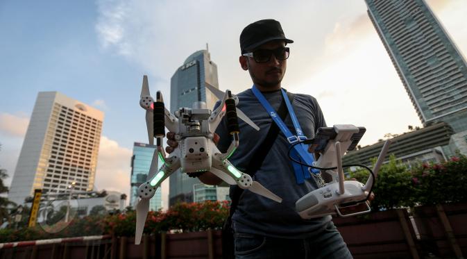 Seorang pilot drone saat mengecek kesiapan drone untuk diterbangkan di Bundaran HI, Jakarta, Kamis(28/5/2015). Inggris, Amerika Serikat, Eropa dan  beberapa negara lainnya merupakan negara melarang penggunaan drone. (Liputan6.com/Faizal Fanani)