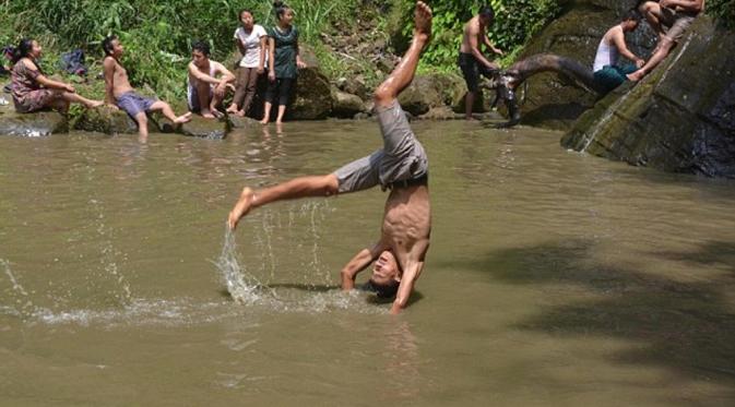Seorang lelaki melakukan aksi salto di air (Via: dailymail.co.uk)