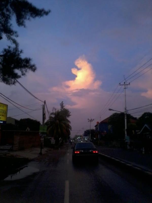 Awan berbentuk orang berdoa (Via: salamonline.com)