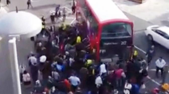 Aksi heroik pasca-insiden kecelakaan di London (CCTV)