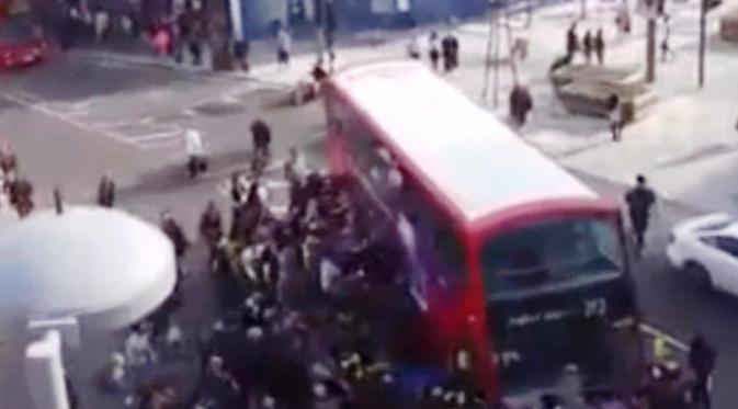 Aksi heroik pasca-insiden kecelakaan di London (CCTV)