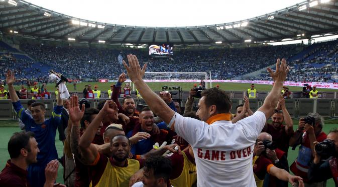 AS Roma's Francesco Totti (C) wears a t-shirt that reads 