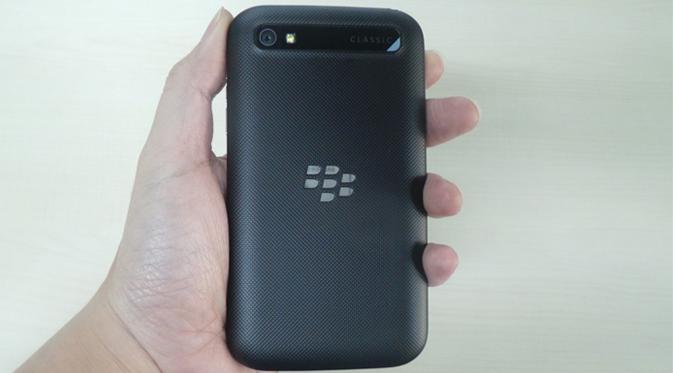 Bagian belakang bodi Blackberry Classic (Iskandar/Liputan6.com)