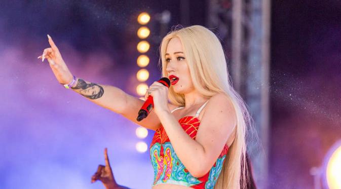 Iggy Azalea mengungkapkan permohonan maaf untuk penggemarnya karena menunda jadwal konsernya.