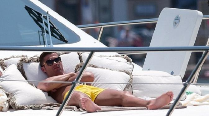 Cristiano Ronaldo tengah berjemur di bawah panas matahari