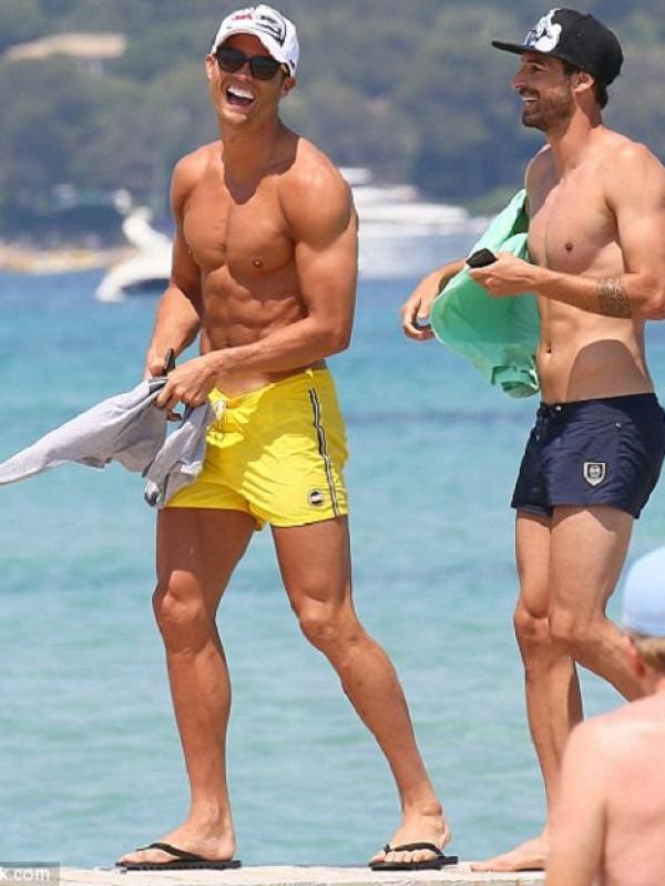 Ronaldo bercanda bersama temannya