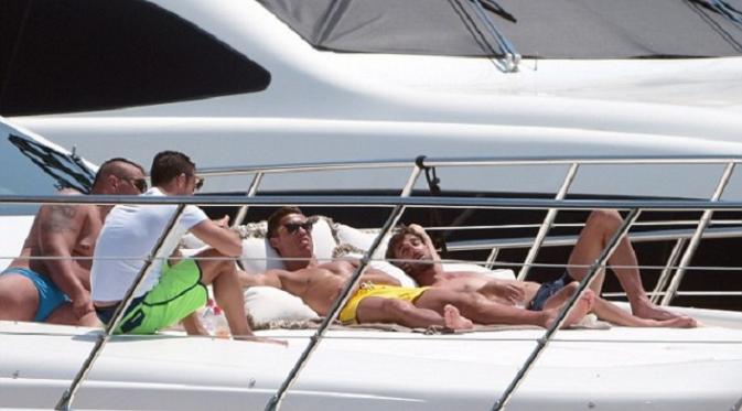 CR7 Bersantai di atas kapal persiar bersama teman-temannya