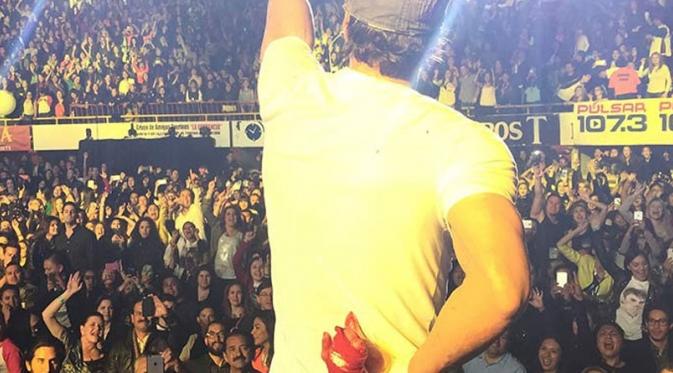 Enrique Iglesias tampil di konser dengan tangan penuh darah