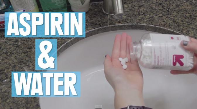 Aspirin dan air. (Via: youtube.com)