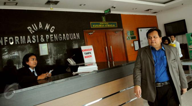 Bersama tim kuasa hukum Minola Sebayang, putra almarhum Nasri Cheppy itu menyambangi Pengadilan Negeri Jakarta Barat guna mendaftarkan gugatannya atas kasus pencemaran nama baik Peppi, Jakarta, Senin (1/6/2015). (Liputan6.com/Faisal R Syam)
