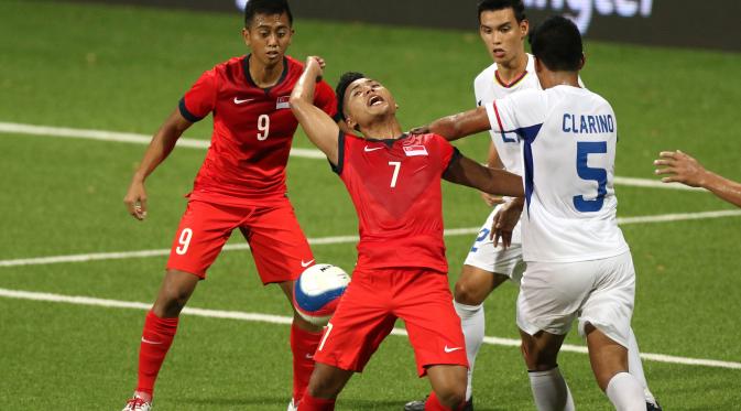 Bek Filipina U-23 Julian Clarino berebut bola dengan pemain Singapura U-23 (Bola.com/Arief Bagus).