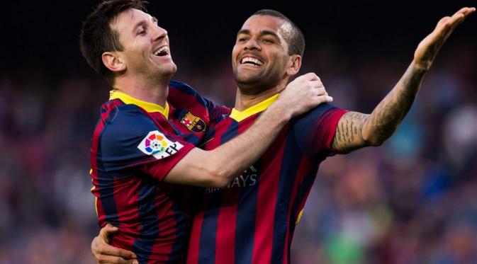 Dani Alves (kanan) saat masih membela Barcelona bersama Lionel Messi. (AFP)