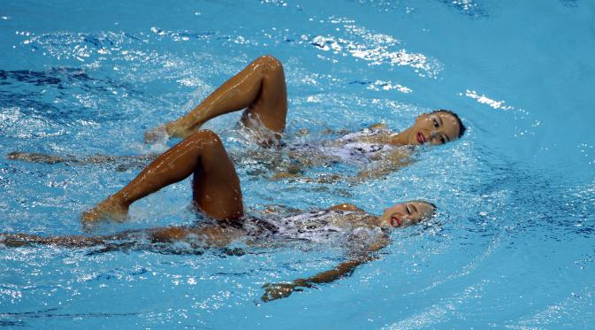 Kekompakan atlet renang indah Indonesia, Adela Amanda Nirmala dan Claudia M Suyanto saat melalukan Duet Technical Routine di OCBC Aquatic Centre, Singapura, Selasa (2/6/2015). (Liputan6.com/Helmi Fithriansyah)