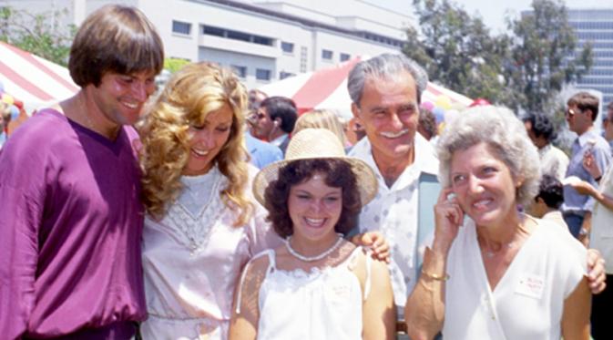 Bruce Jenner di tahun 1980 bersama tunangannya waktu itu Linda Thompson, adiknya Lisa dan orangtuanya, William dan Esther Jenner. (dok. UsWeekly)