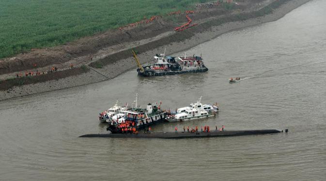Operasi pencarian korban kapal tenggelam di Sungai Yangtze, Jianli, China. (Xinhua/Ye Haitao)