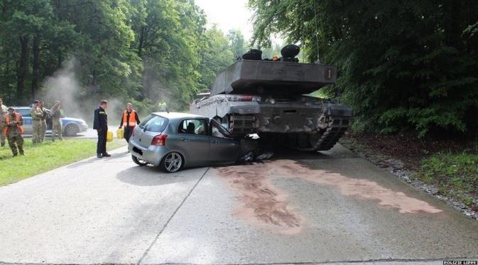 Toyota Yaris terlindas tank (Foto: BBC).