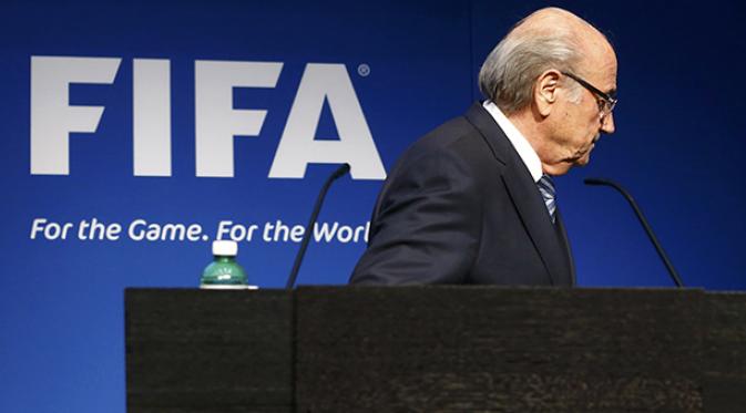 Sepp Blatter meninggalkan panggung jumpa pers. (Reuters/Ruben Sprich)