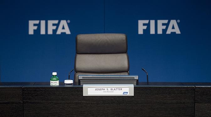 Kursi dan meja tempat Sepp Blatter berada saat rapat FIFA tampak kosong. (EPA/Ennio Leanza)