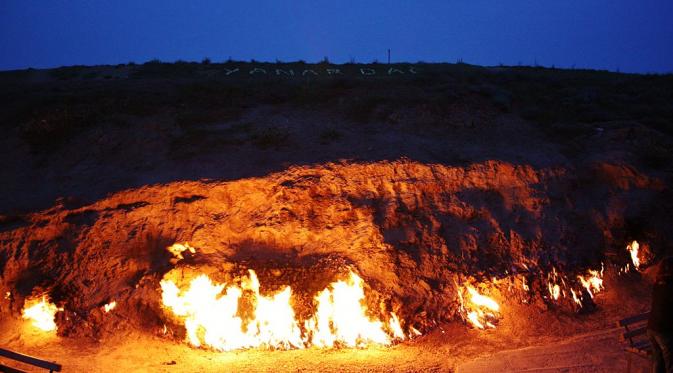 Yanar Dag, api abadi di Azerbaijan (Wikipedia)