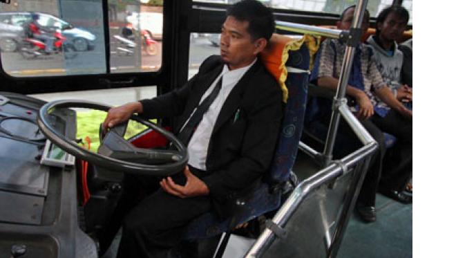 Bapak supir yang buat kamu tambah 'tegar' di bus kota | via: 108jakarta.com