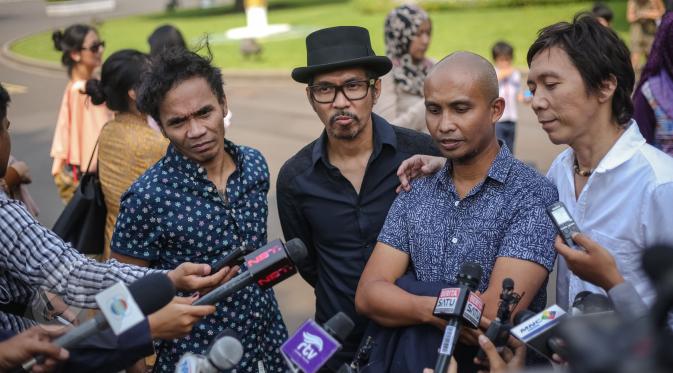 Personel Slank menyambangi Istana Kepresidenan, Jakarta, Rabu (3/6/2015). Kedatangan Slank karena mendapat undangan oleh Presiden Joko Widodo untuk makan siang bersama. (Liputan6.com/Faizal Fanani)