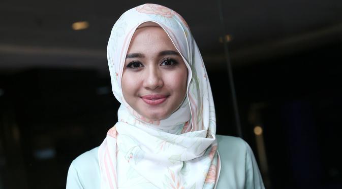 Laudya Cynthia Bella berperan sebagai istri yang dipoligami dalam film Surga yang Tak Dirindukan. (Galih W. Satria/Bintang.com)