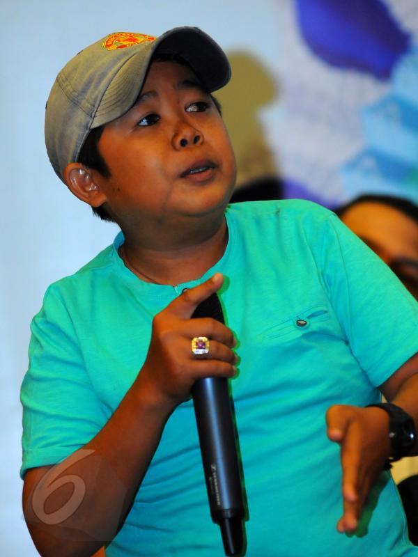 Komedian bertubuh mungil, Adul saat menghadiri jumpa pers di SCTV Tower, Senayan, Jakarta, Rabu (3/6/2015). Menyambut datangnya bulan puasa, SCTV telah menyiapkan program ramadan teristimewa untuk pemirsa. (Liputan6.com/Faisal R Syam)