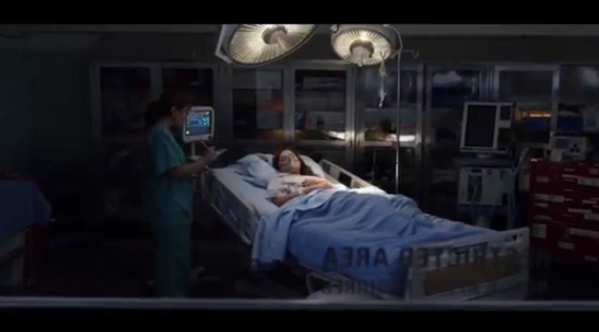 Quinn (Stefanie Scott) mengalami kecelakaan akibat roh jahat. Foto: Vidio