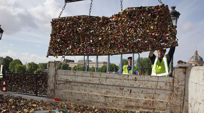 Pelepasan gembok cinta di Jembatan Pont des Arts, Paris | via: Reuters