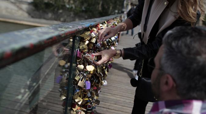 Gembok Cinta di Jembatan Pont des Arts | via: Getty Images