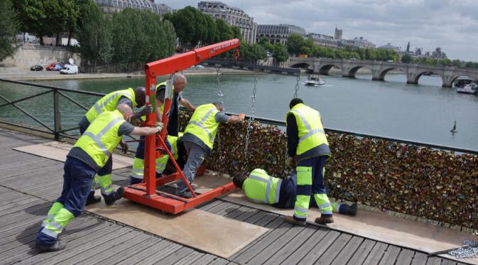 Pelepasan gembok cinta di Jembatan Pont des Arts, Paris | via: Reuters