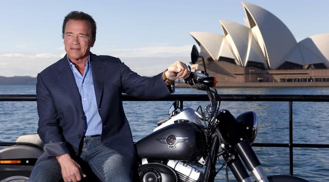 Mantan Gubernur California, Arnold Schwarzenegger berpose dengan duduk di atas motor Harley Davidson saat mempromosikan film terbarunya, `Terminator Genisys` di depan Sydney Opera House, Australia, Kamis (4/6/2015). (REUTERS/David Gray)