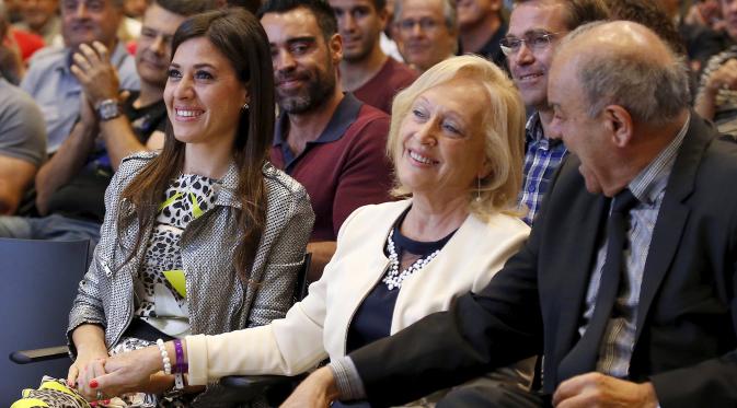 Istri Xavi, Nuria Cunillera bersama dengan orang tuanya Maria Merce Creus dan Joaquin Hernandez tersenyum saat menghadiri acara perpisahan Xavi di Auditori 1899 di stadion Nou Camp, Spanyol, (3/6/2015). (REUTERS/Gustau Nacarino)