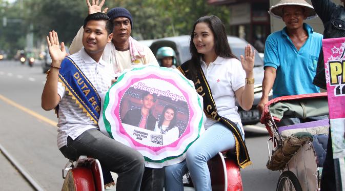 Putra dan Putri Solo berkonvoi dengan becak memeriahkan pernikahan putra sulung Presiden Jokowi, Gibran Rakabuming Raka, dengan Putri Solo 2009, Selvi Ananda. (Liputan6.com/Reza Kuncoro)