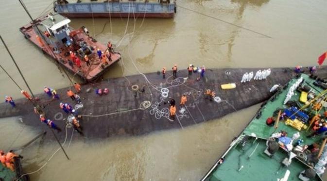 Proses pencarian korban di kapal nahas Eastern Star, China. (BBC)