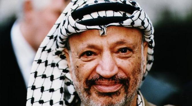 Yasser Arafat dengan kaffiyeh hitam putih | via: thetimes.co.uk