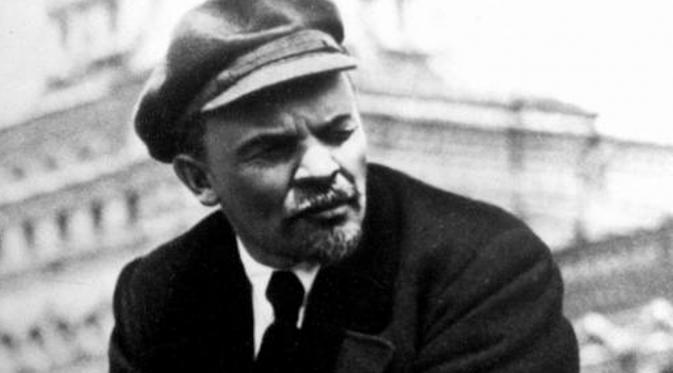 Valdimir Lenin dengan topi datar | via: thenation.com