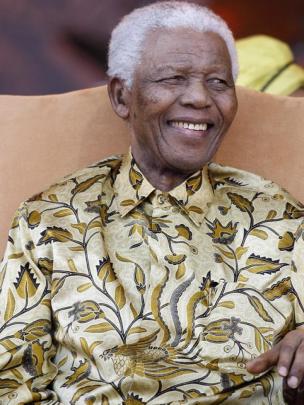 Nelson Mandela dengan madiba shirt | via: nydailynews.com