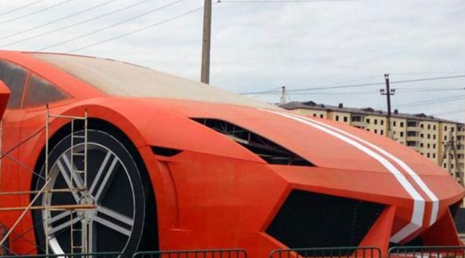 Lamborghini Gallardo raksasa buatan FC Anji, Rusia (Foto: Carbuzz).