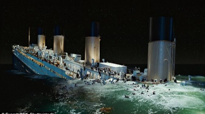 Replika Kapal Titanic | via: dailymail.co.uk