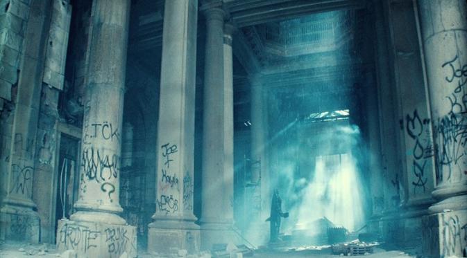 Trailer pertama film Batman v Superman: Dawn of Justice memperlihatkan Batman tengah membawa senjata misterius.