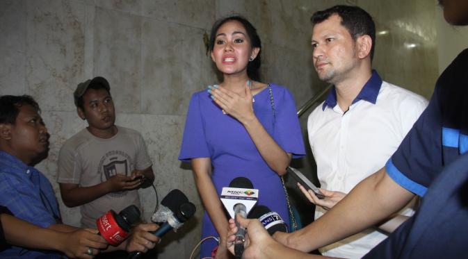 Kartika Putri kembali datangi Direktorat Reserse Kriminal Umum di Polda Metro Jaya dengan ditemani pengacaranya. (Joanzen Yoka/Bintang.com)