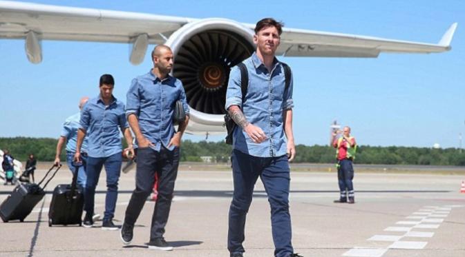 Lionel  Messi dan rekan-rekan tiba di Berlin (Daily Mail)