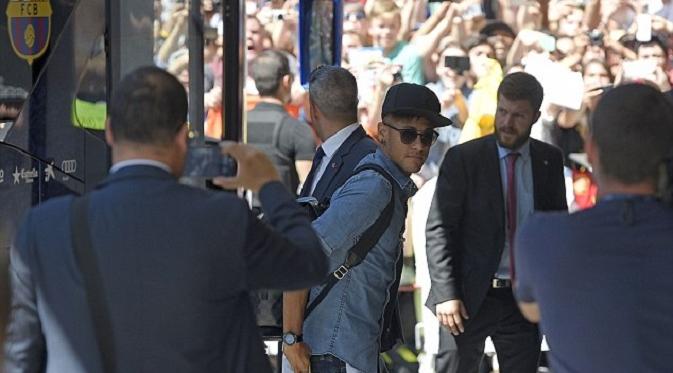 Neymar dengan gaya khasnya melirik ke arah fans yang mengelu-elukannya (Daily Mail)