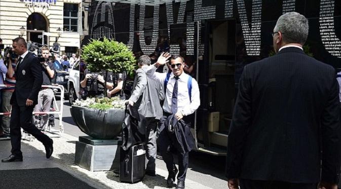 Carlos Tevez menyapa fans usai tiba di hotel (Daily Mail)