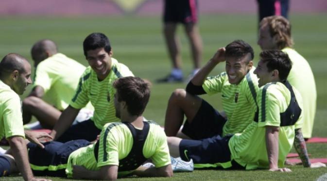 Selesai latihan untuk persiapan Final Liga Champions 2015, Lionel Messi dan kawan-kawan relaksasi