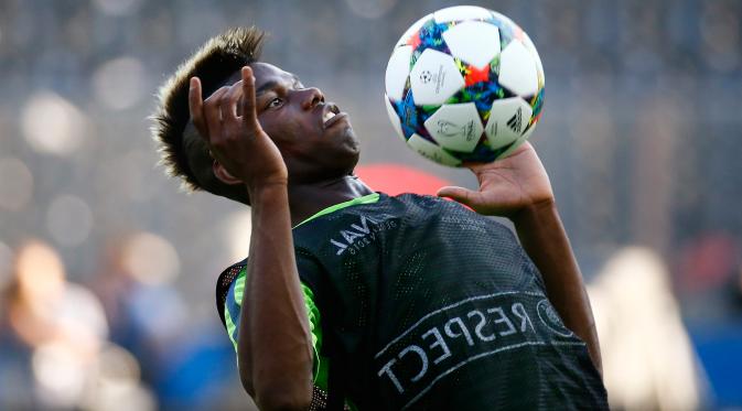 Gelandang Juventus, Paul Pogba mengontrol bola saat melakukan sesi latihan di  Olympiastadion Berlin, Jerman (5/6/201515). Juventus akan menghadapi Barcelona di Final Liga Champions. (Reuters/ Kai Pfaffenbach)